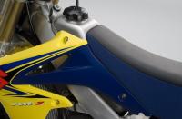 Suzuki RM-Z 450 : Le réservoir en alu